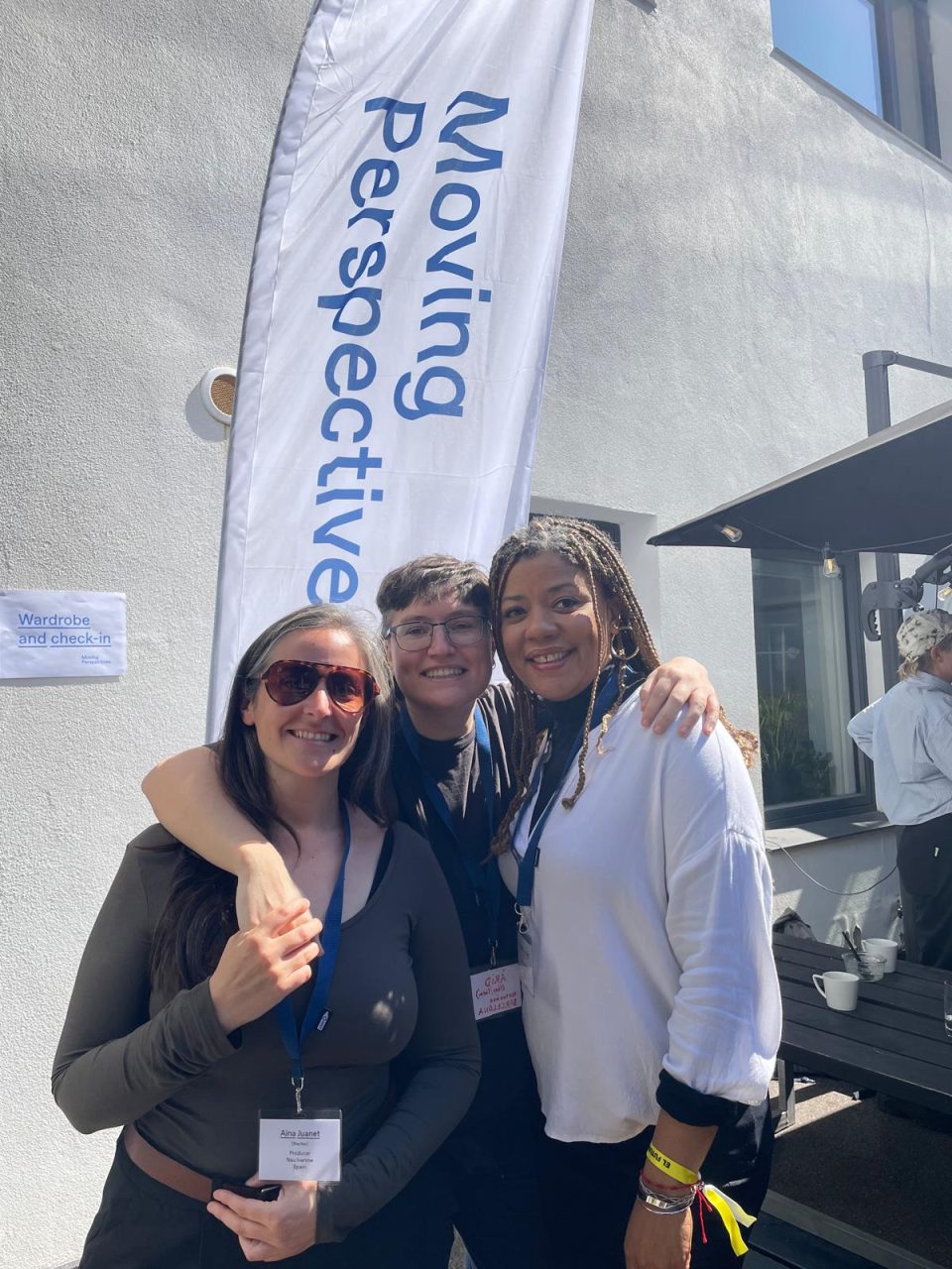 simposi moving identities